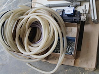 Machineonderdelen op pallet w.o. elektromotor. - afbeelding 2 van  3