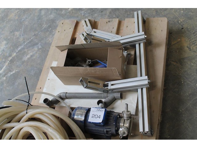 Machineonderdelen op pallet w.o. elektromotor. - afbeelding 3 van  3