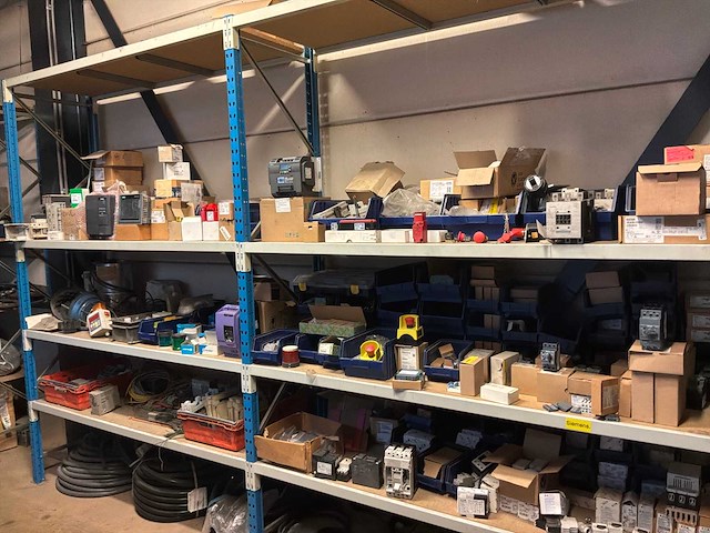 Machineonderdelen, voorraad en stellingen - afbeelding 12 van  17
