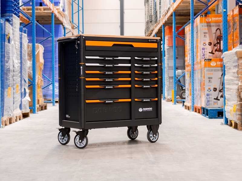 Machines, palletwagens en gereedschap