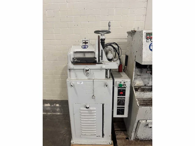 Machines voor schoenreparatie & -productie (4x) - afbeelding 7 van  22