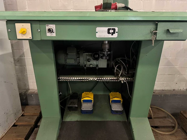 Machines voor schoenreparatie & -productie (4x) - afbeelding 20 van  22
