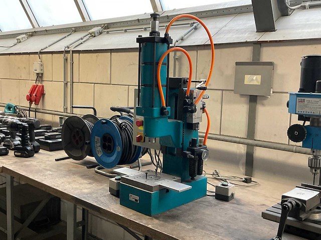 Mäder pressen dlp 1300 hydraulische pers - afbeelding 1 van  4