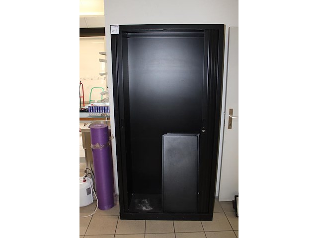 Magazijn- / archiefkast met 2 roldeuren met afmeting 100 x 43 x 198 cm. - afbeelding 2 van  3