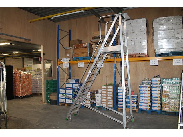 Magazijn- / kasteel-trap castiglia scala a met 9 treden, bordes, leuning en veiligheidsbalkje. - afbeelding 1 van  4