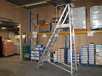 Magazijn- / kasteel-trap castiglia scala a met 9 treden, bordes, leuning en veiligheidsbalkje. - afbeelding 1 van  4