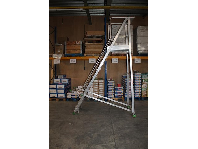 Magazijn- / kasteel-trap castiglia scala a met 9 treden, bordes, leuning en veiligheidsbalkje. - afbeelding 2 van  4