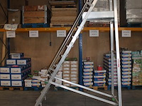 Magazijn- / kasteel-trap castiglia scala a met 9 treden, bordes, leuning en veiligheidsbalkje. - afbeelding 2 van  4