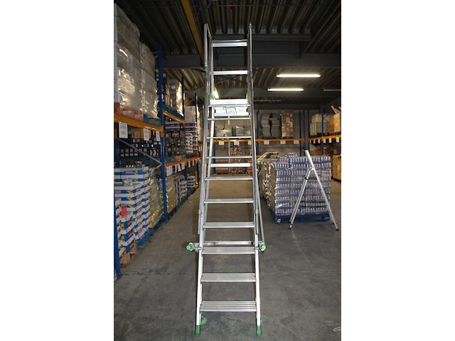 Magazijn- / kasteel-trap castiglia scala a met 9 treden, bordes, leuning en veiligheidsbalkje. - afbeelding 3 van  4