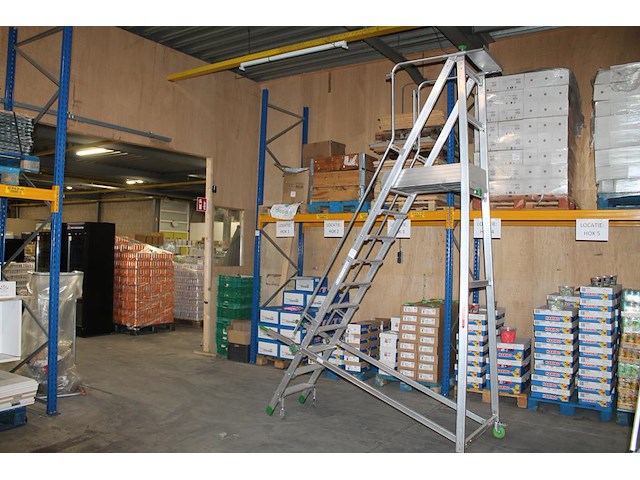 Magazijn- / kasteel-trap castiglia scala a met 9 treden, bordes, leuning en veiligheidsbalkje. - afbeelding 1 van  4