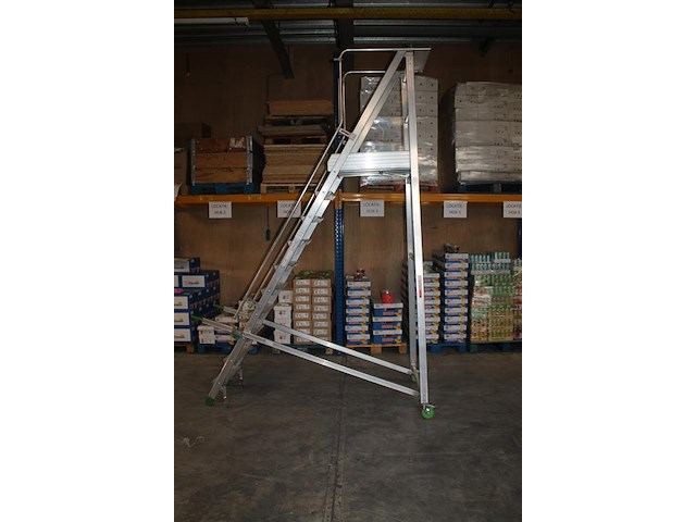 Magazijn- / kasteel-trap castiglia scala a met 9 treden, bordes, leuning en veiligheidsbalkje. - afbeelding 2 van  4