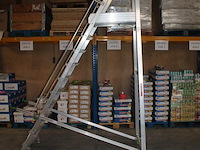 Magazijn- / kasteel-trap castiglia scala a met 9 treden, bordes, leuning en veiligheidsbalkje. - afbeelding 2 van  4