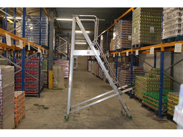 Magazijn- / kasteel-trap castiglia scala a met 9 treden, bordes, leuning en veiligheidsbalkje. - afbeelding 1 van  3