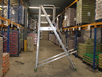 Magazijn- / kasteel-trap castiglia scala a met 9 treden, bordes, leuning en veiligheidsbalkje. - afbeelding 1 van  3