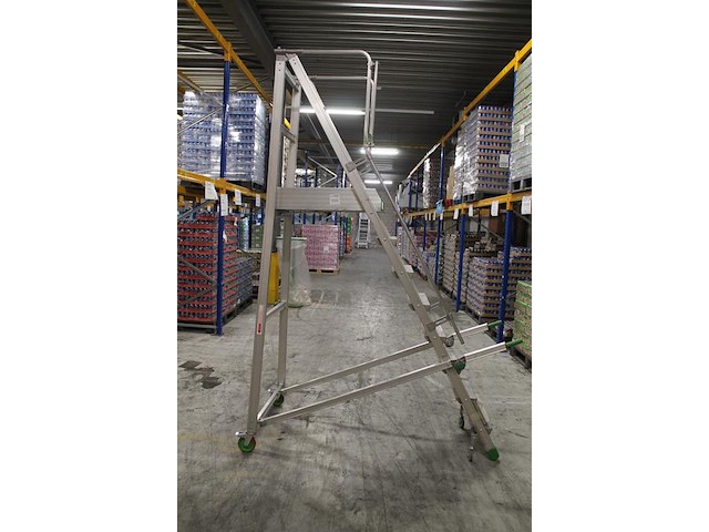 Magazijn- / kasteel-trap castiglia scala a met 9 treden, bordes, leuning en veiligheidsbalkje. - afbeelding 2 van  3