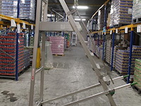 Magazijn- / kasteel-trap castiglia scala a met 9 treden, bordes, leuning en veiligheidsbalkje. - afbeelding 2 van  3