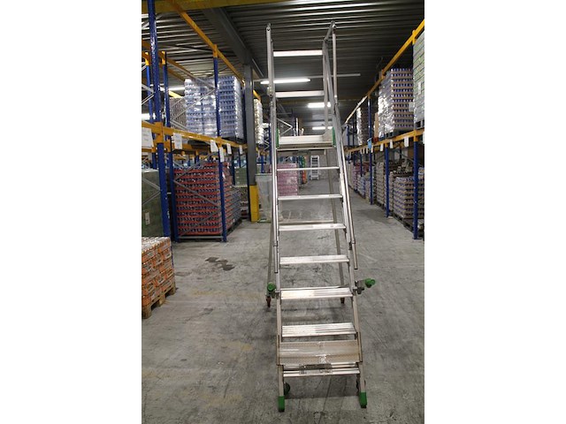 Magazijn- / kasteel-trap castiglia scala a met 9 treden, bordes, leuning en veiligheidsbalkje. - afbeelding 3 van  3