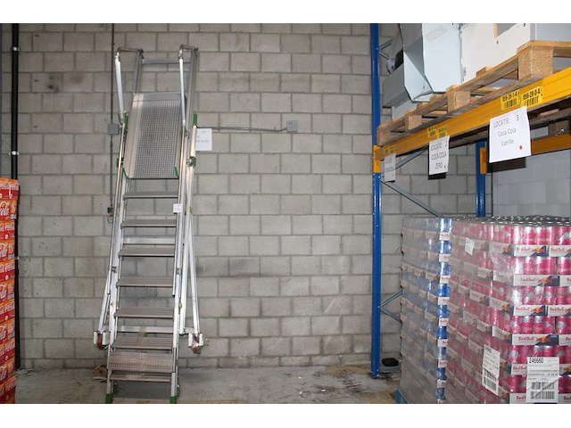 Magazijn- / kasteel-trap castiglia scala a met 9 treden, bordes, leuning en veiligheidsbalkje. - afbeelding 1 van  4