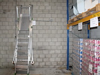 Magazijn- / kasteel-trap castiglia scala a met 9 treden, bordes, leuning en veiligheidsbalkje. - afbeelding 1 van  4