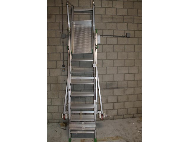 Magazijn- / kasteel-trap castiglia scala a met 9 treden, bordes, leuning en veiligheidsbalkje. - afbeelding 2 van  4