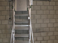 Magazijn- / kasteel-trap castiglia scala a met 9 treden, bordes, leuning en veiligheidsbalkje. - afbeelding 2 van  4