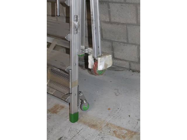 Magazijn- / kasteel-trap castiglia scala a met 9 treden, bordes, leuning en veiligheidsbalkje. - afbeelding 3 van  4