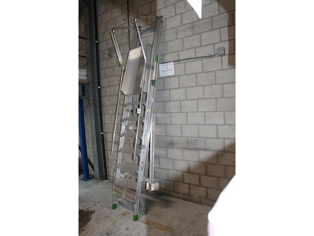 Magazijn- / kasteel-trap castiglia scala a met 9 treden, bordes, leuning en veiligheidsbalkje. - afbeelding 4 van  4