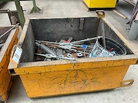 Magazijn bak met oud ijzer (2x) - afbeelding 5 van  8