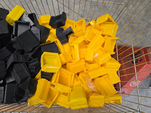 Magazijnbakken in mand kruizinga, partij - afbeelding 3 van  4