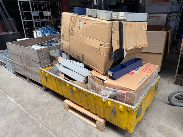 Magazijnbakken op 2x pallet - afbeelding 2 van  5
