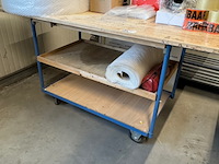 Magazijnkar met inpakmateriaal