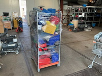 Magazijnkar met kratjes