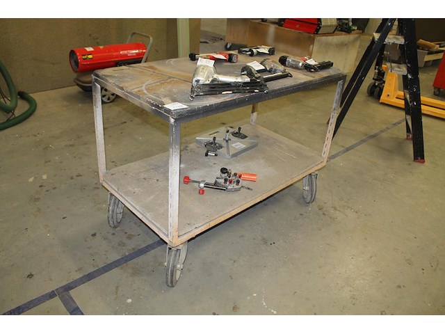 Magazijnkar met onderplateau. afmeting 126 x 66 x 87 cm. let op! exclusief genummerde producten in en op kar. - afbeelding 1 van  1