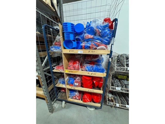 Magazijnkar met partij deksels - afbeelding 1 van  4