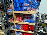 Magazijnkar met partij deksels - afbeelding 1 van  4