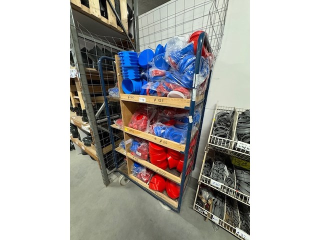 Magazijnkar met partij deksels - afbeelding 2 van  4