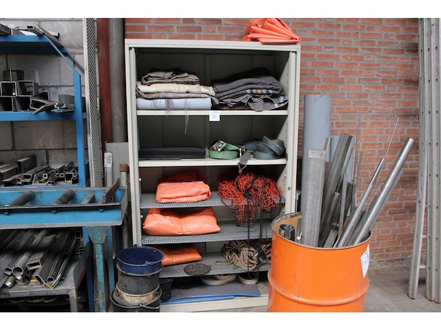 Magazijnkast gevuld met verpakkings- en beschermingsmaterialen w.o. verhuisdekens, spanbanden, bouwzeilen, ... - afbeelding 1 van  2