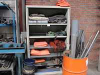 Magazijnkast gevuld met verpakkings- en beschermingsmaterialen w.o. verhuisdekens, spanbanden, bouwzeilen, ... - afbeelding 1 van  2