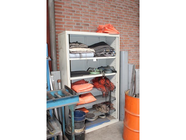 Magazijnkast gevuld met verpakkings- en beschermingsmaterialen w.o. verhuisdekens, spanbanden, bouwzeilen, ... - afbeelding 2 van  2