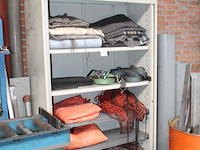 Magazijnkast gevuld met verpakkings- en beschermingsmaterialen w.o. verhuisdekens, spanbanden, bouwzeilen, ... - afbeelding 2 van  2