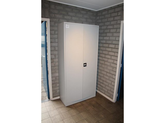 Magazijnkast met 2 deuren. afmeting 92 x 42 x 195 cm. let op: exclusief inhoud. - afbeelding 2 van  3