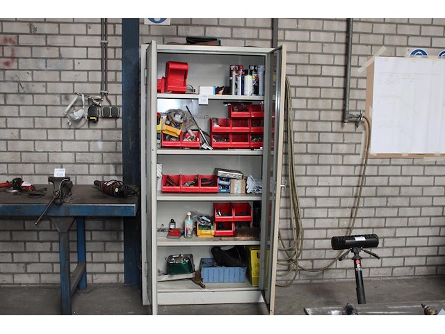 Magazijnkast met 2 deuren gevuld met diverse gereedschappen, bevestigingsmaterialen en klusproducten. - afbeelding 1 van  4