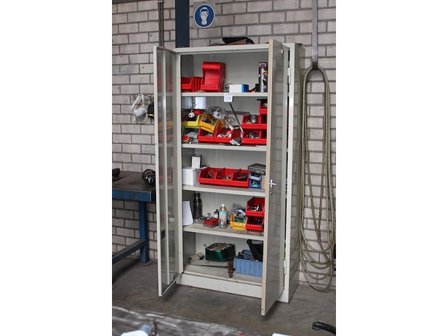 Magazijnkast met 2 deuren gevuld met diverse gereedschappen, bevestigingsmaterialen en klusproducten. - afbeelding 2 van  4