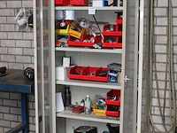 Magazijnkast met 2 deuren gevuld met diverse gereedschappen, bevestigingsmaterialen en klusproducten. - afbeelding 2 van  4