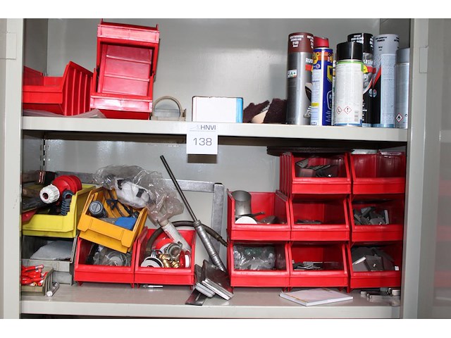 Magazijnkast met 2 deuren gevuld met diverse gereedschappen, bevestigingsmaterialen en klusproducten. - afbeelding 3 van  4