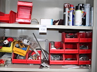 Magazijnkast met 2 deuren gevuld met diverse gereedschappen, bevestigingsmaterialen en klusproducten. - afbeelding 3 van  4