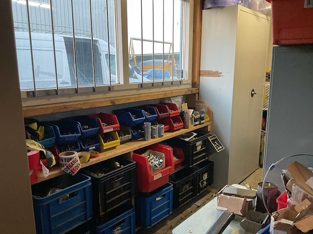 Magazijnkast met inhoud (2x) - afbeelding 1 van  21
