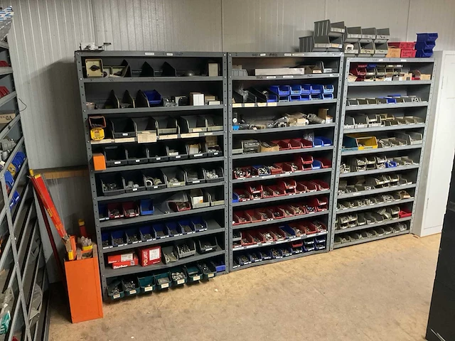 Magazijnkast met inhoud (3x) - afbeelding 1 van  6