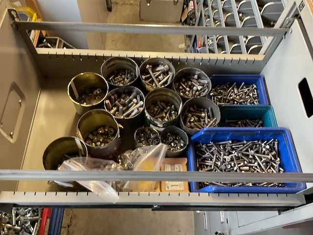 Magazijnkast met inhoud (4x) - afbeelding 1 van  31