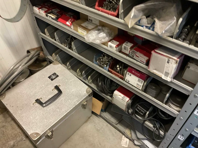 Magazijnkast met inhoud (4x) - afbeelding 11 van  31